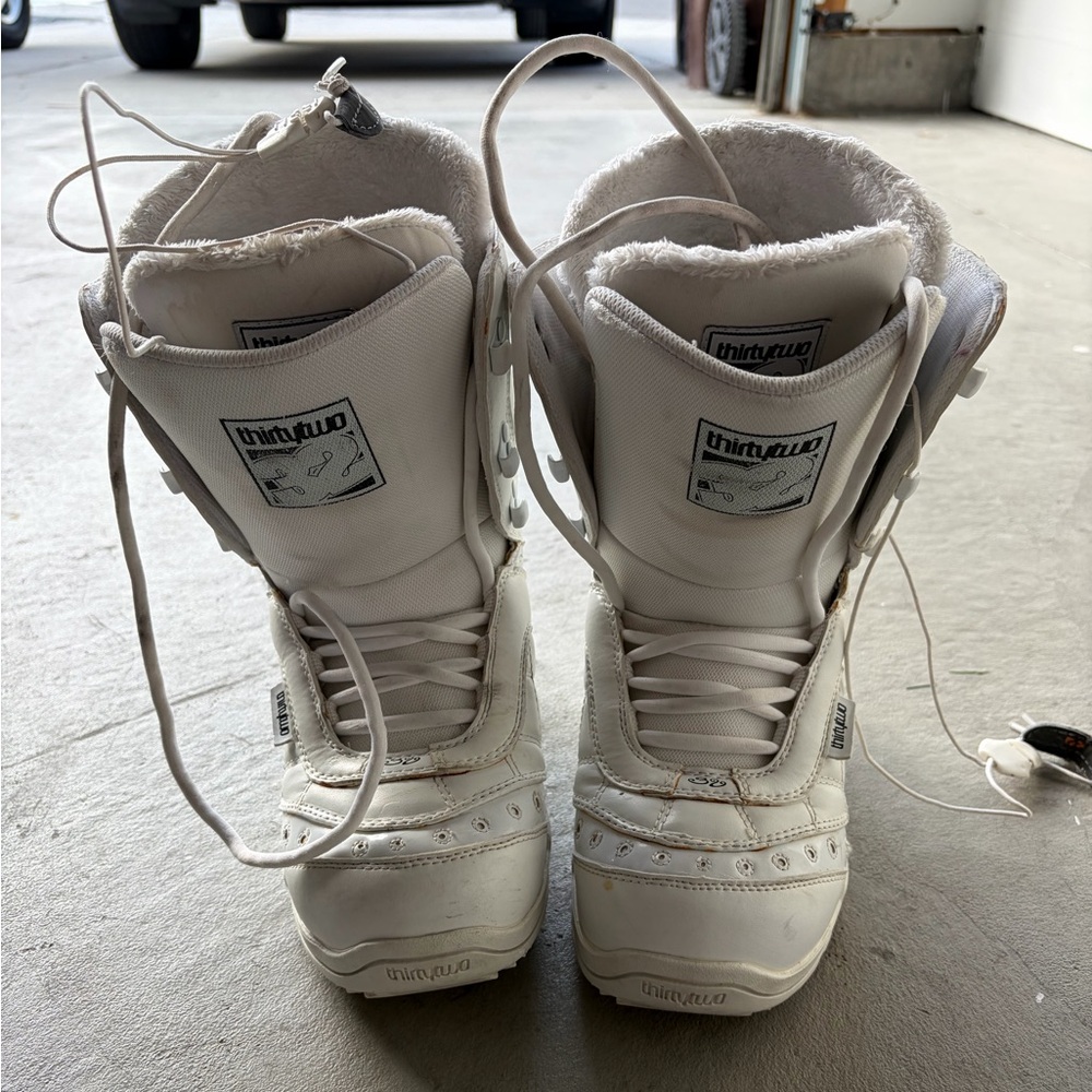 Thirty Two Summit Womans Snowboard Boots - W size 7